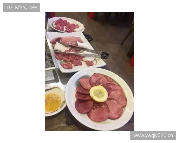 扎克拉文路边啃炸鸡，手表亮得比我整个月工资还耀眼